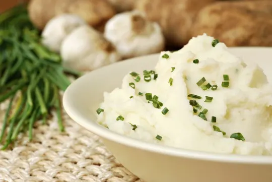 creamy mashed potatoes with chives