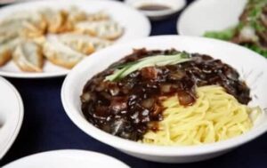 what does jajangmyeon taste like