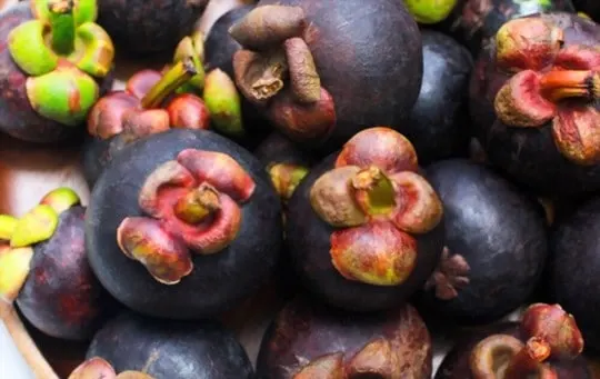 what does mangosteen look like