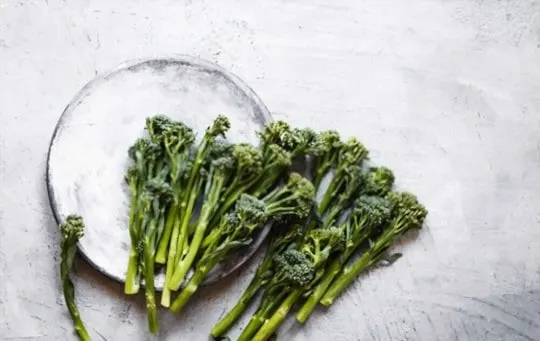 what does broccoli rabe taste like
