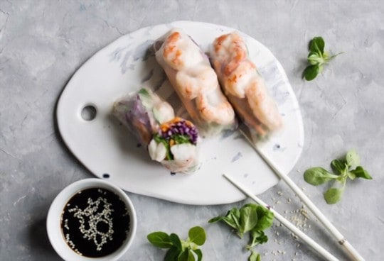 spring rolls with sesame seeds