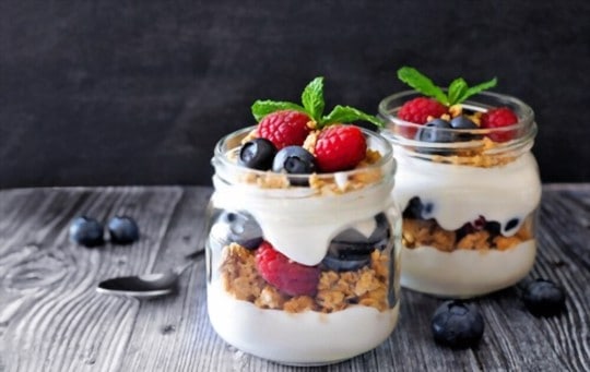 yogurt parfaits with fruit