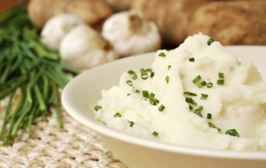 garlic mashed potatoes with cheddar cheese