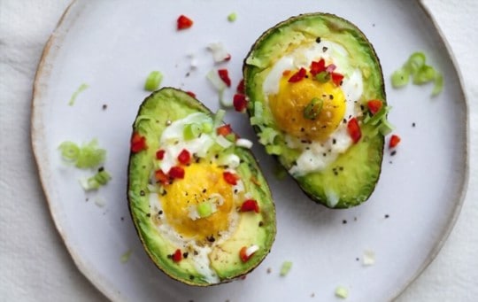 baked eggs in avocado
