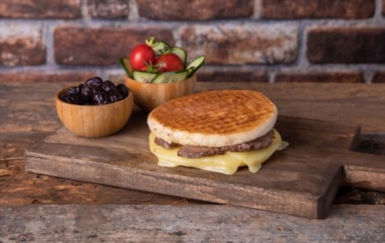 benedict arnold breakfast sandwich