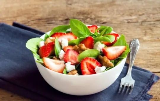 strawberry spinach salad with poppyseed dressing