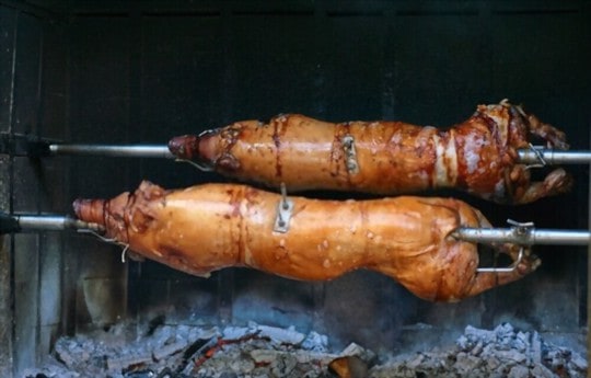 What to Serve at A Pig Roast? 8 BEST Side Dishes