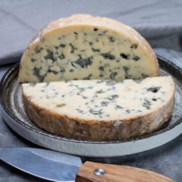 what does blue cheese taste like
